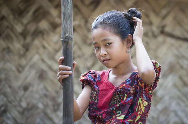 Bangladeshi девушка в отдаленной деревне — стоковое фото