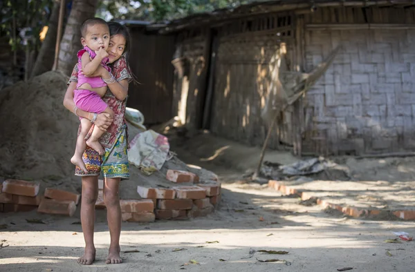 Angladeshi chica sosteniendo su pequeño hermano — Foto de Stock