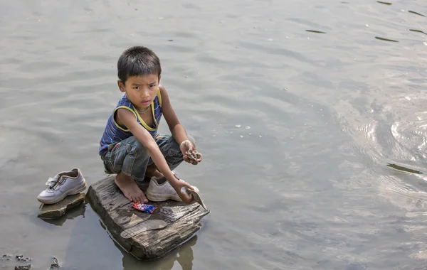 Bangladesh boy tvätta hans skor — Stockfoto