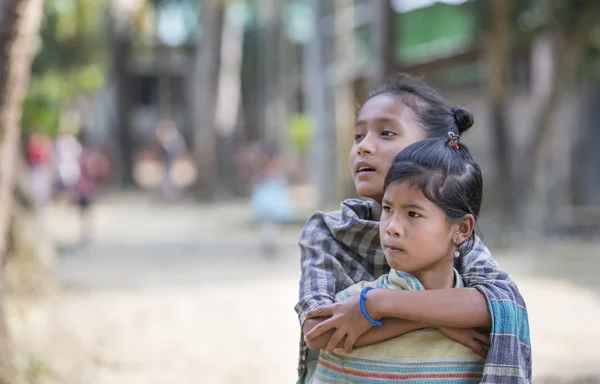 Meninas bangladeshi em uma aldeia remota — Fotografia de Stock