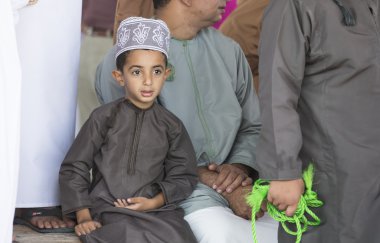 Omani delikanlı geleneksel kıyafeti