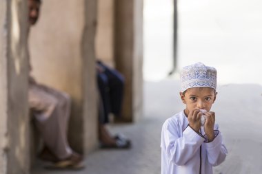 Atıştıracak bir şeyler sahip genç omani çocuk