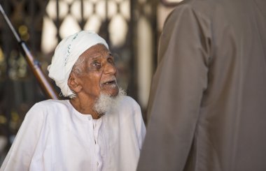 Yaşlı adam Nizwa gn pazarında