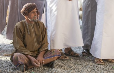 Nizwa keçi pazarında omani adam