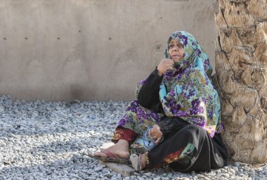 eski Omani kadın dinlenme