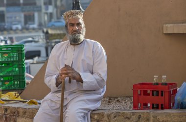 Nizwa pazarında yaşlı adam