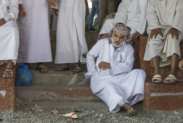 Yaşlı adam Nizwa keçi pazarında — Stok fotoğraf