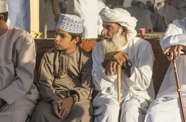 Mensen op de markt van de stad Nizwa geit — Stockfoto