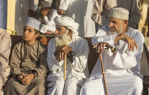 Ludzie w Nizwa kozi rynek — Zdjęcie stockowe