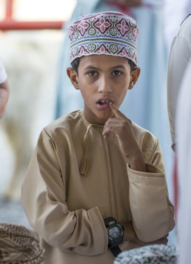 Nizwa pazarında omani çocuk
