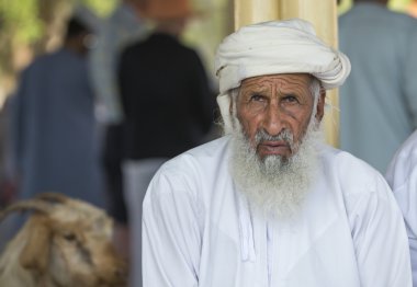 Omni adam Nizwa keçi pazarında