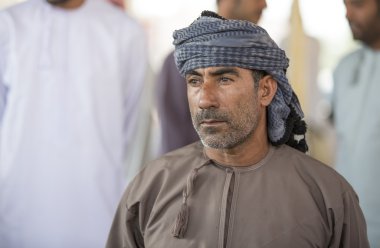 Omni adam Nizwa keçi pazarında
