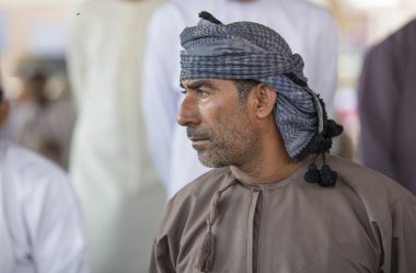 Omni adam Nizwa keçi pazarında