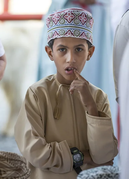 Omanu dziecko w Nizwa rynku — Zdjęcie stockowe