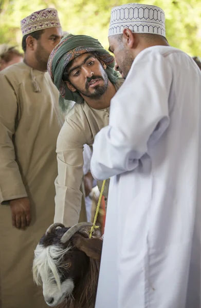 Omanu człowiek zakupu koza — Zdjęcie stockowe