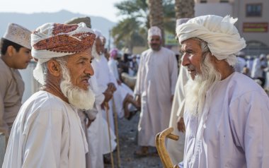 omani erkekler Nizwa markette konuşurken
