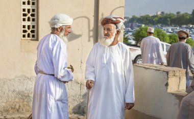 omani erkekler Nizwa markette konuşurken