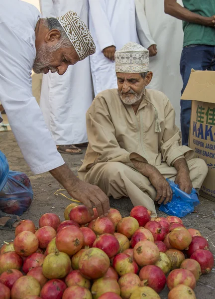 Omani man selling pomegranates — ストック写真