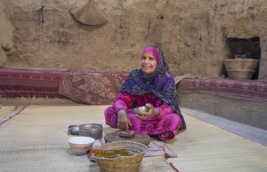 omani Bayan sandlewood hamur hazırlama