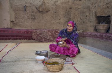 omani Bayan sandlewood hamur hazırlama