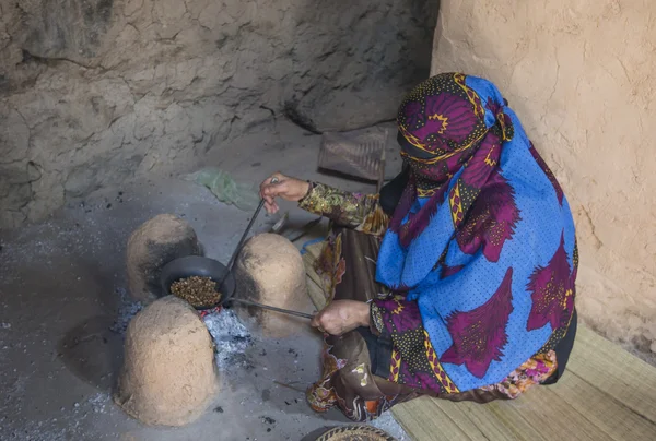 Omani lady roasting coffee — ストック写真