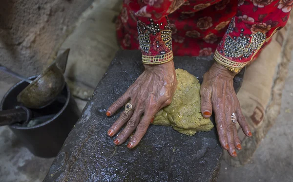 Female hands squeezing oil — ストック写真