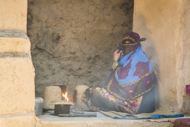 Omani kadın geleneksel mutfak