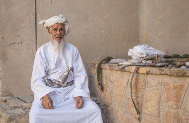 Yaşlı adam silah piyasası