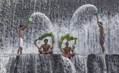 Bali dili çocuklar eğleniyor