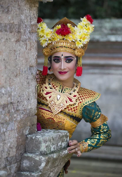 Bailarina balinesa en un viejo templo — Foto de Stock