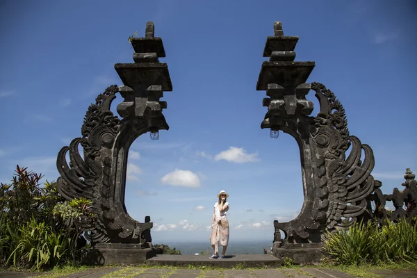 Vrouw aan poorten van de tempel — Stockfoto