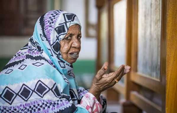 Sudanese woman praying — Stock Photo, Image