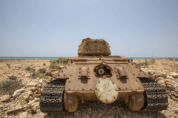 Старый танк на пляже — стоковое фото
