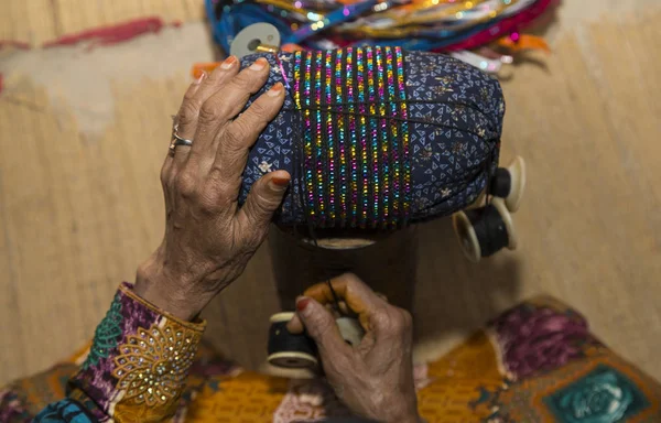 Mujer omaní haciendo pulseras — Foto de Stock