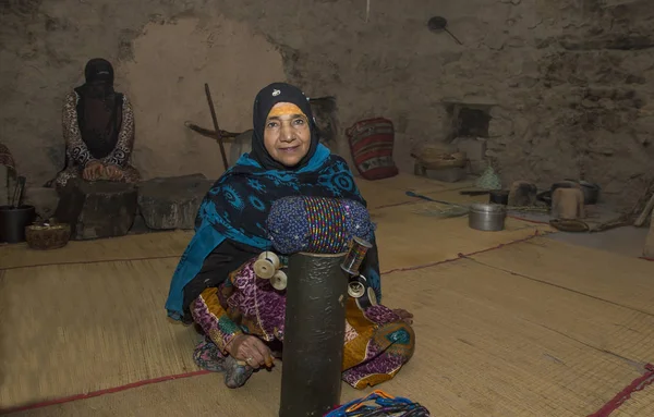 Оманську жінка робить браслети — стокове фото