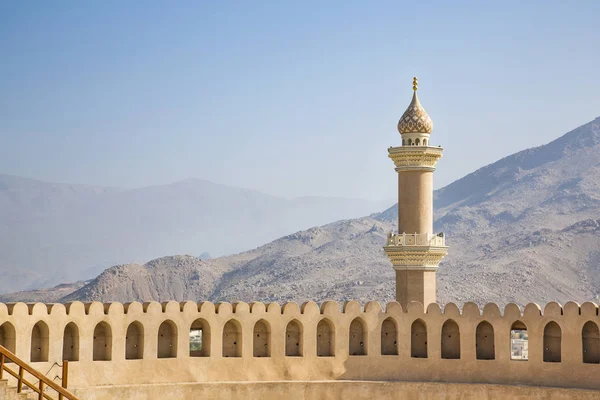 Minarete behinf uma parede de um fort em Nizwa — Fotografia de Stock