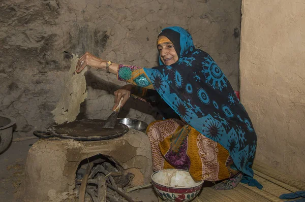 Omani Bayan yerel ekmek yapma