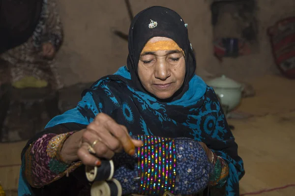 Женщина из Омана делает браслеты — стоковое фото
