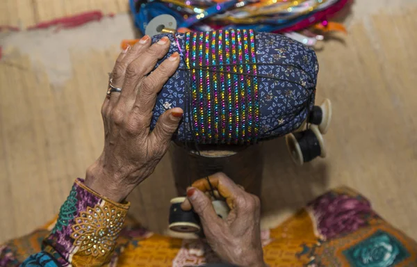 Omani mulher fazendo pulseiras — Fotografia de Stock
