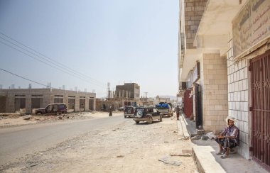 sandalyeye Street cars ile oturan adam 