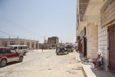 sandalyeye Street cars ile oturan adam 