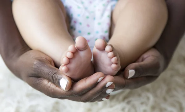 Kleine Füße des Neugeborenen — Stockfoto