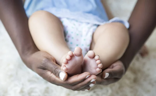 Kleine Füße des Neugeborenen — Stockfoto