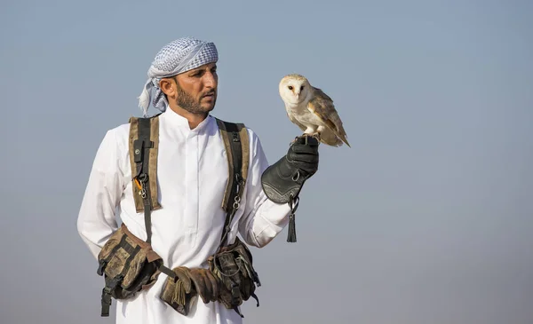 Falconer formazione Barbagianni nel deserto — Foto Stock