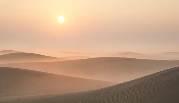 Alatt napkelte a sivatagban köd — Stock Fotó