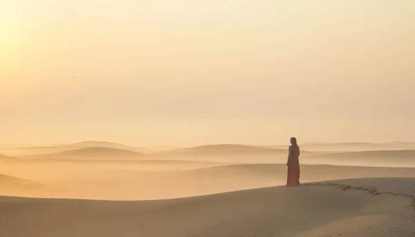 Mulher de pé na duna de areia — Fotografia de Stock