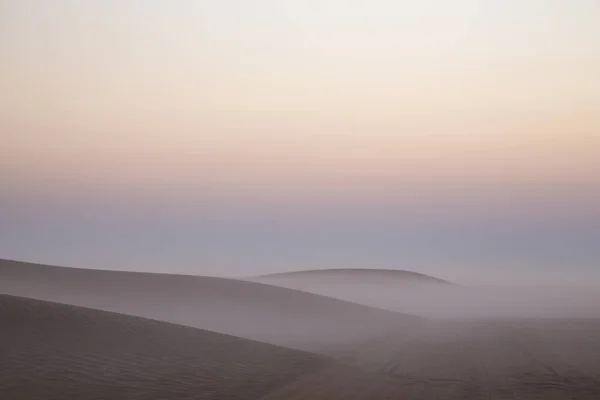 Mist in de woestijn tijdens zonsopgang — Stockfoto