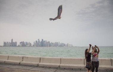 Dolgu, uçurtma ile genç bayanlar 