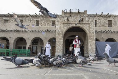 Güvercinler Souq Waqif önünde 