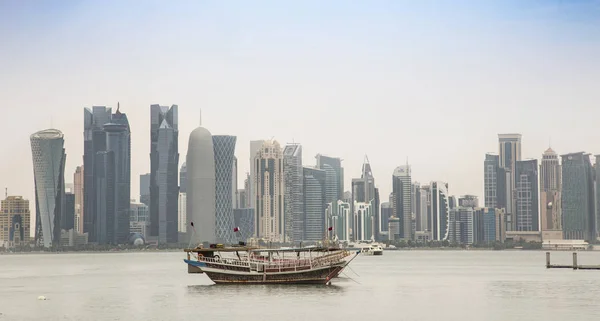 Dhow tradizionale sull'acqua — Foto Stock